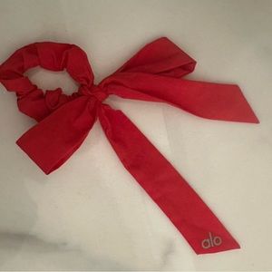 ALO Love Knots Tie Scrunchie - Red - GUC